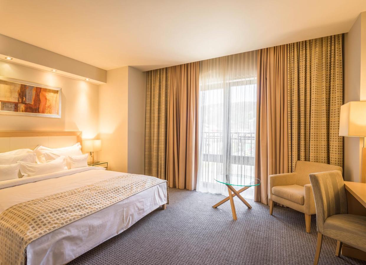 Hotel Rogge Resita Buitenkant foto