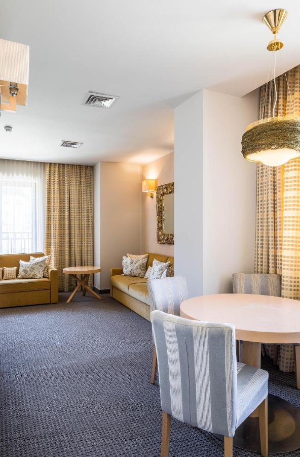 Hotel Rogge Resita Buitenkant foto