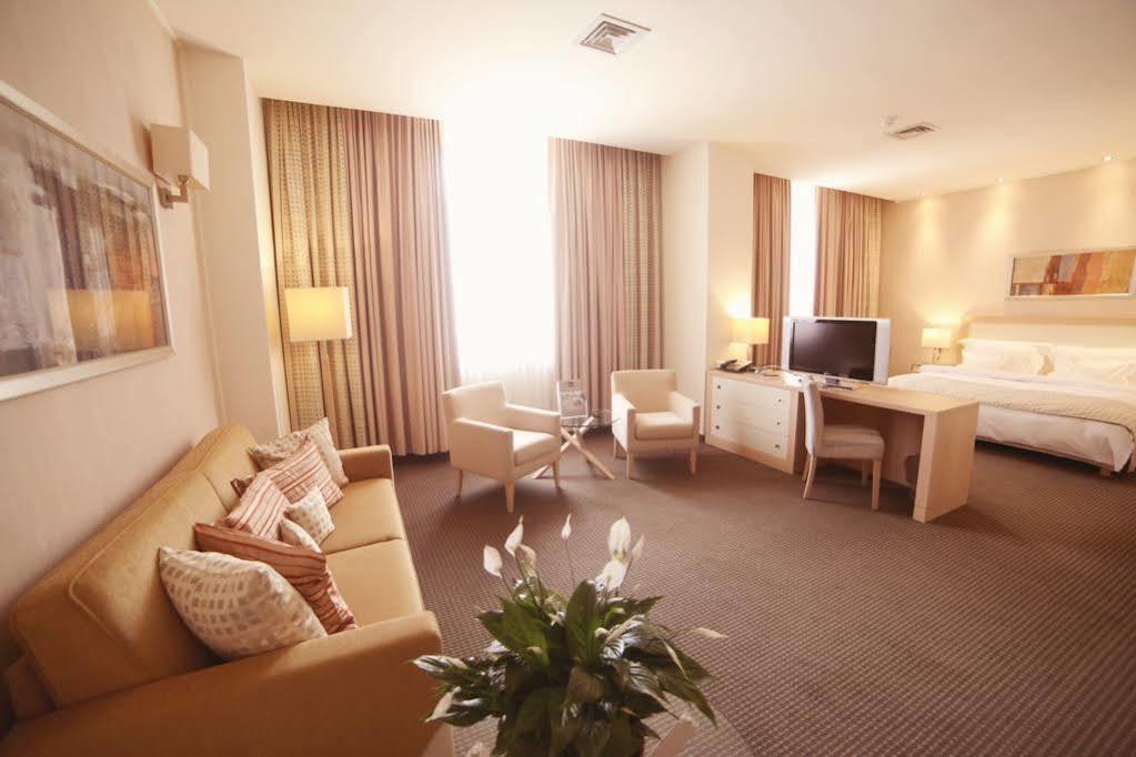 Hotel Rogge Resita Buitenkant foto