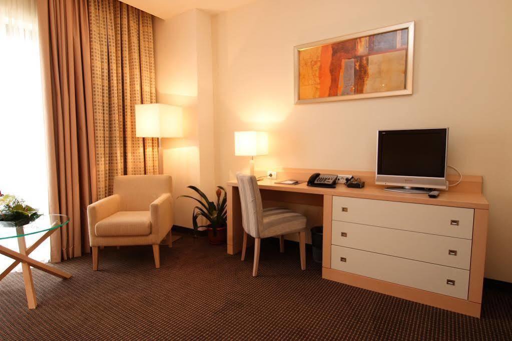 Hotel Rogge Resita Buitenkant foto